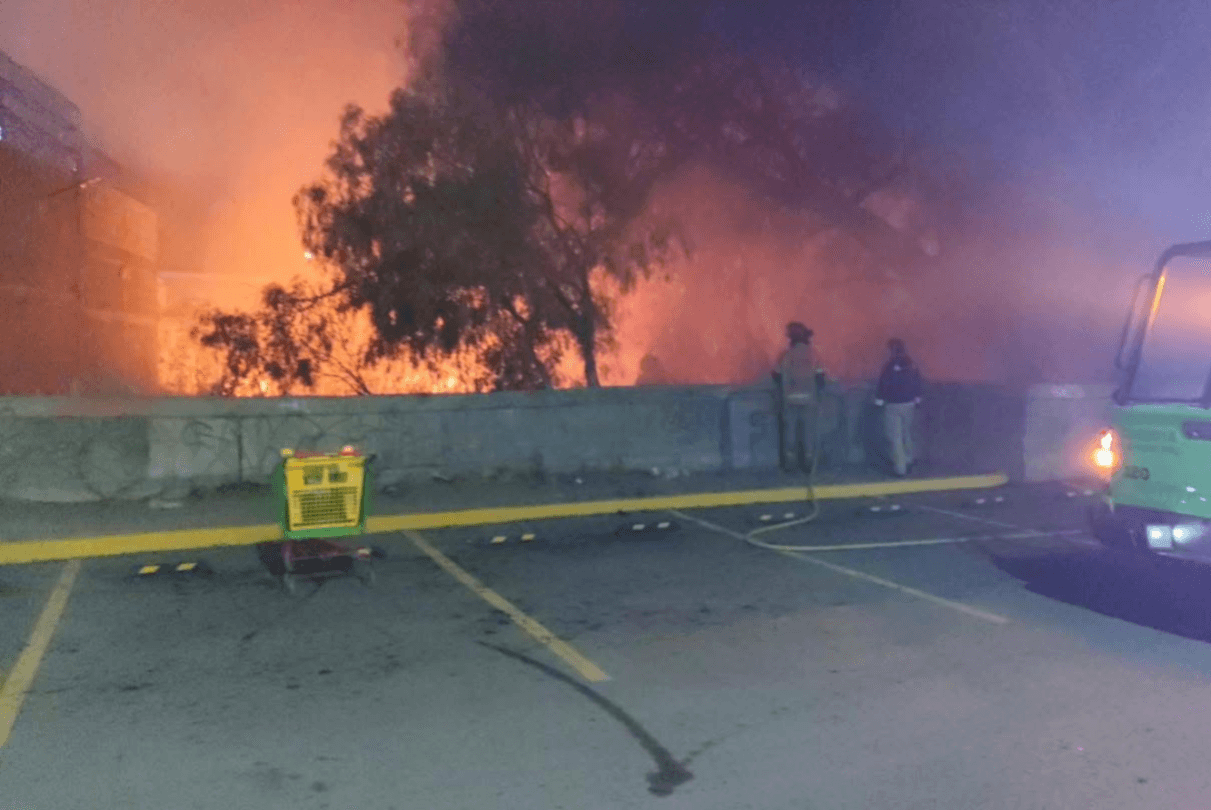Se incendia lote baldío en Av. San Pedro en Soledad