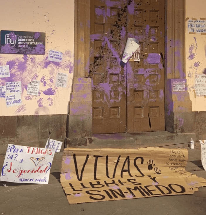 Se manifiestan colectivas ante caso de alumna de la UASLP agredida