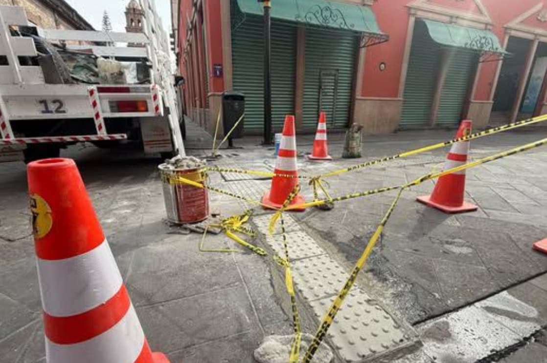 Repara Ayuntamiento daños a guía podotáctil del Centro Histórico