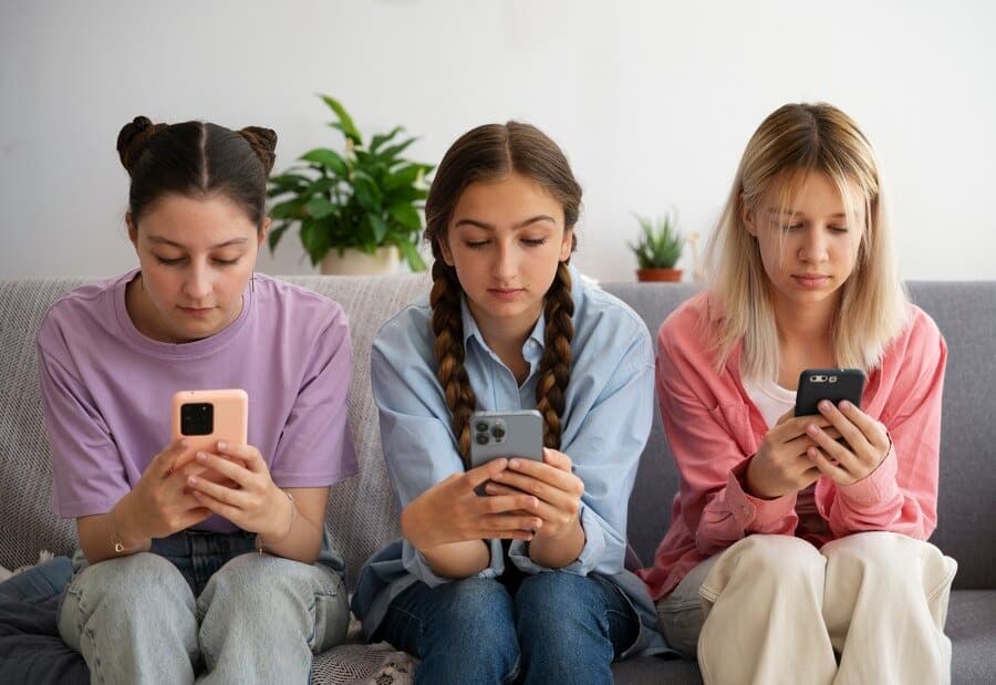 Analiza Alemania prohibir redes sociales a menores de 14 años