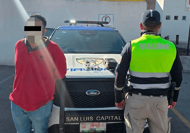 Detienen a presunto narcomenudista en inmediaciones de Facultad de Derecho