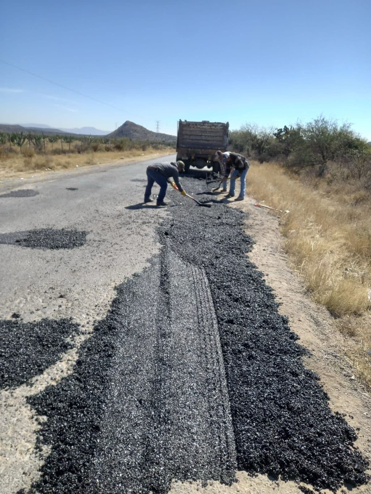Realizan bacheo en la carretera de acceso a delegación de Bocas