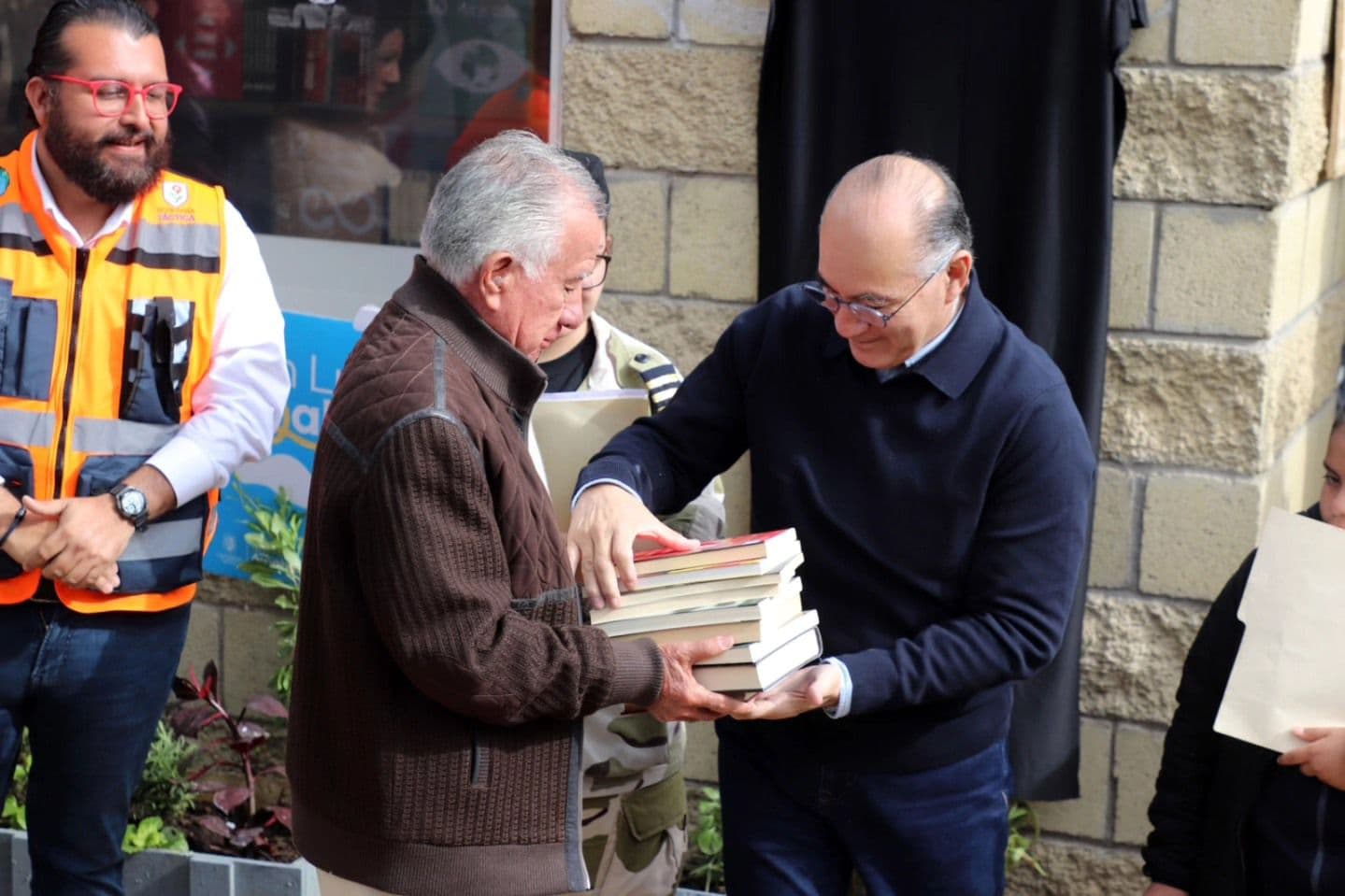 Exitosa donación de libros en la Biblioteca Basura