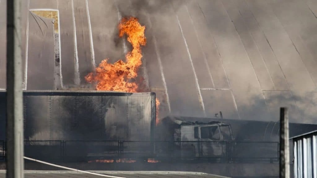 Camión con gas explota y deja al menos cuatro muertos