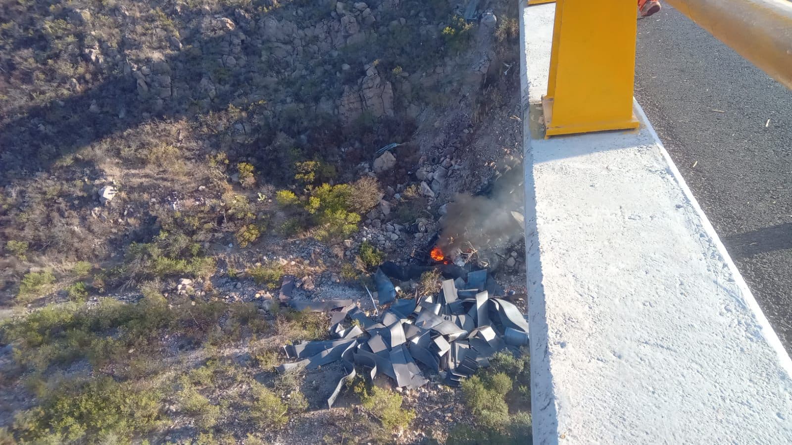 Tráiler cae a barranco en la comunidad de Picacho en Mexquitic