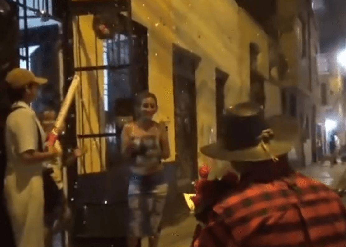 Arrestan a mujer usando flores y una serenata falsa