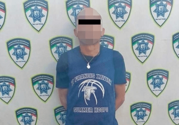 Fingió ser un cliente y se clavó un celular en una florería