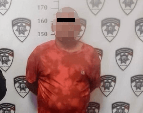 Detienen a loco que agredia a ciudadanos en plaza comercial
