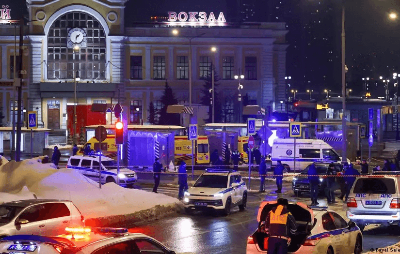Detona hombre un explosivo al lado de una patrulla en Moscú