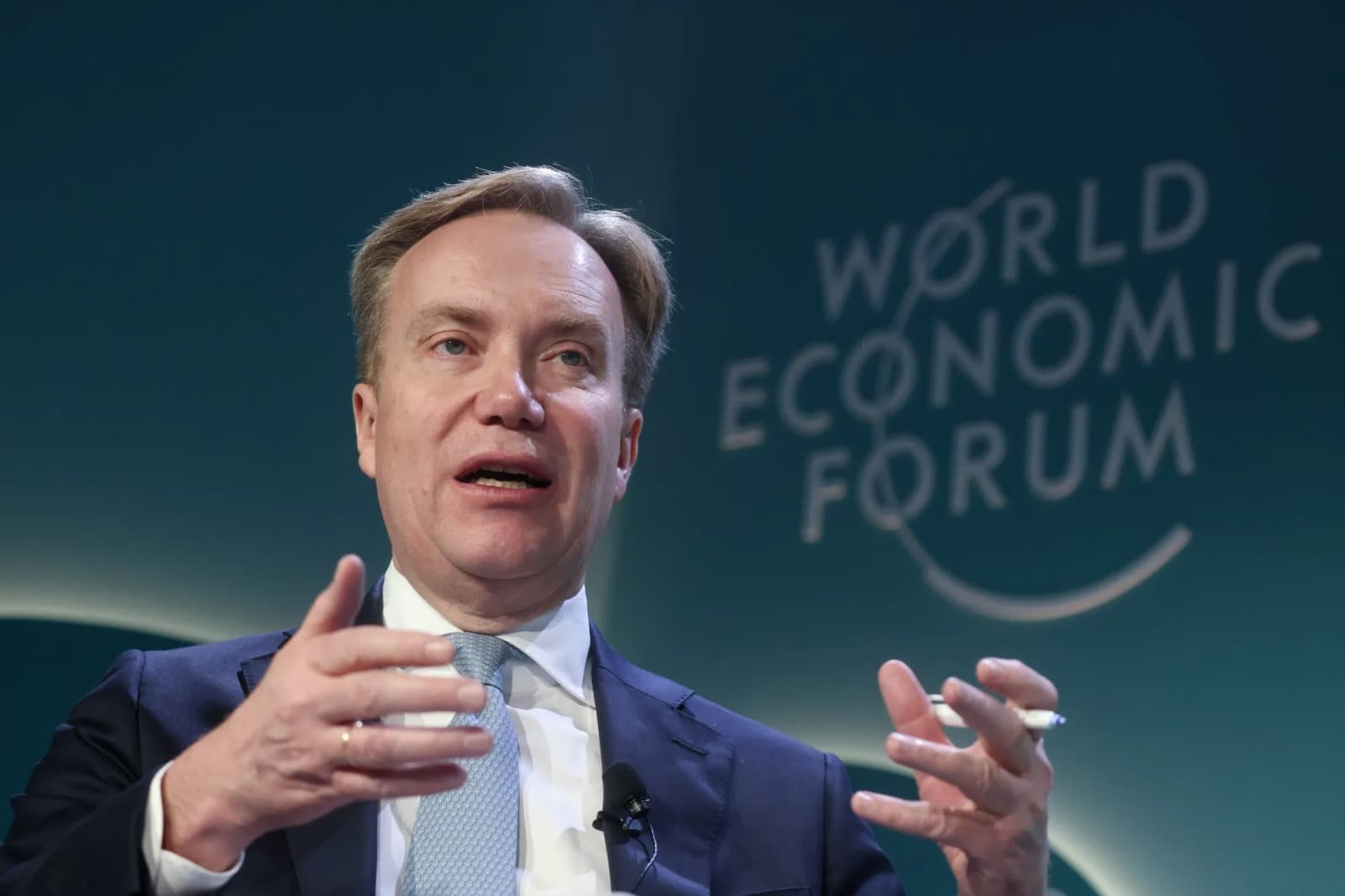 Renuncia presidente del Foro Económico Mundial por vínculos con Epstein