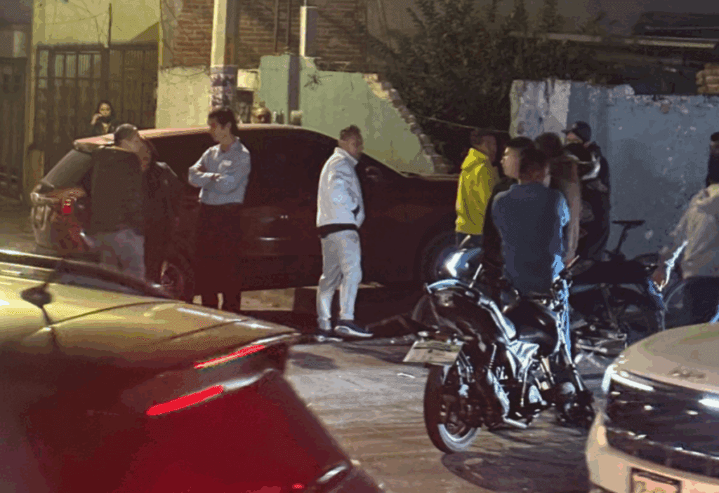 Camioneta atropella a dos motociclistas en Pedro Moreno