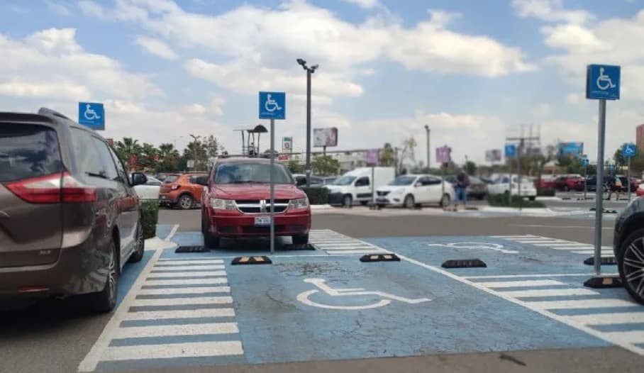 Persiste invasión en lugares exclusivos de personas con discapacidad