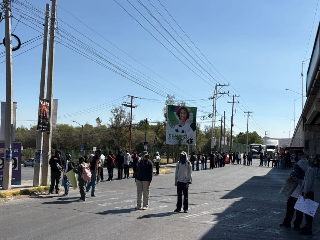 Alumnos de la Facultad de Ciencias de la UASLP bloquean Av. Chapultepec