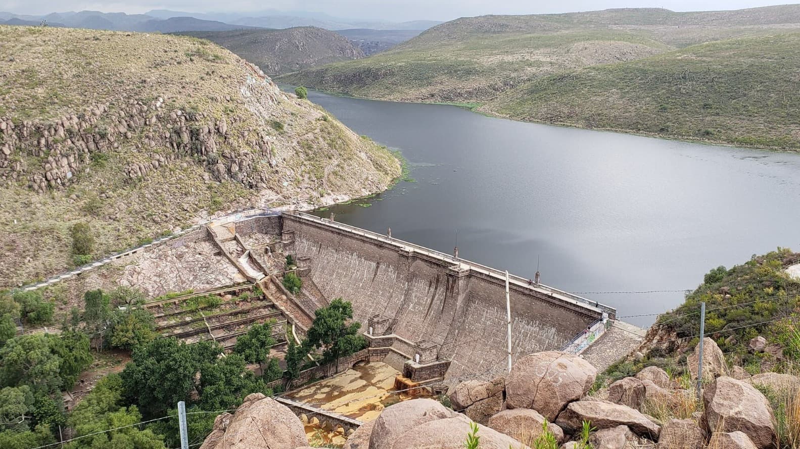 Descargan aguas residuales en la Presa de San José