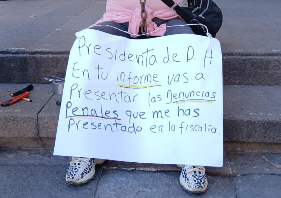 Protestan en el Congreso previo al informe de Giovanna Argüelles