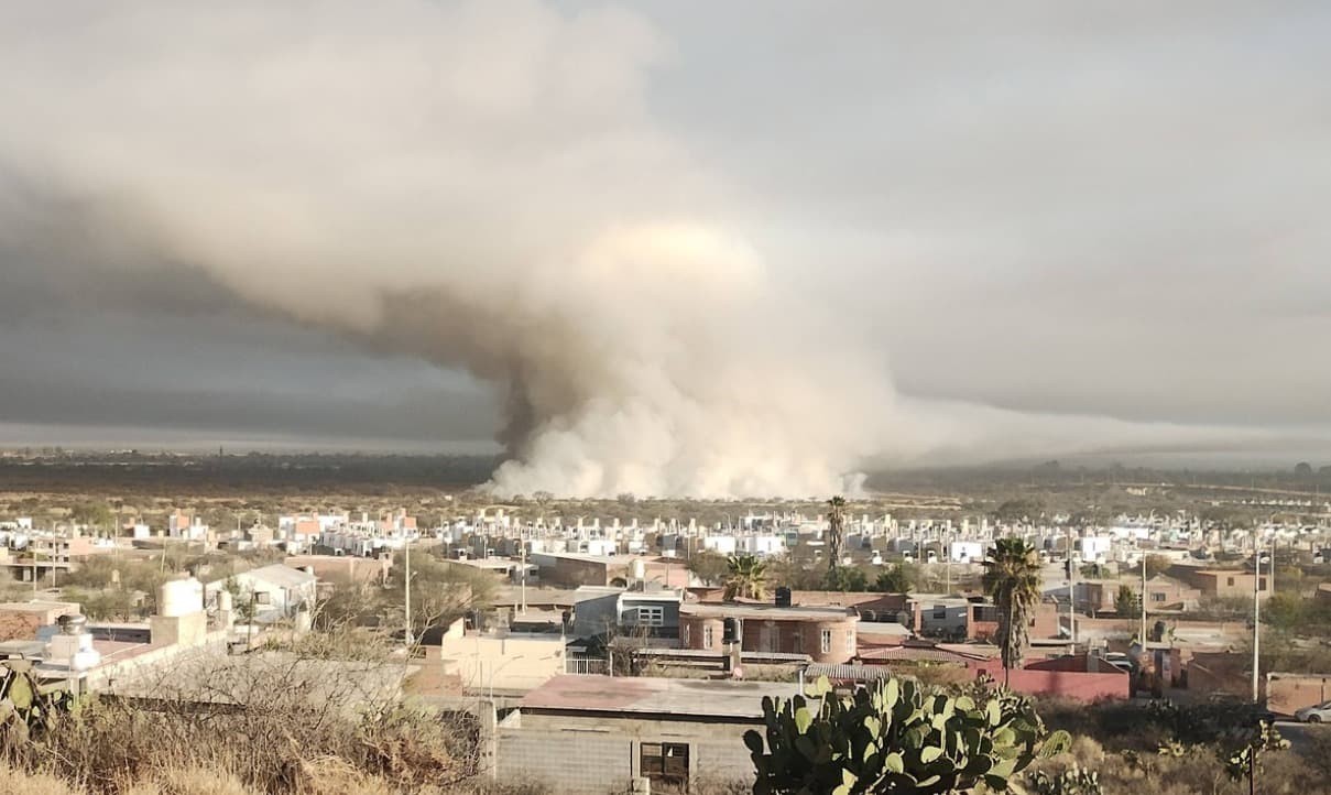 Voraz incendio consume el basurero municipal de Villa de Reyes