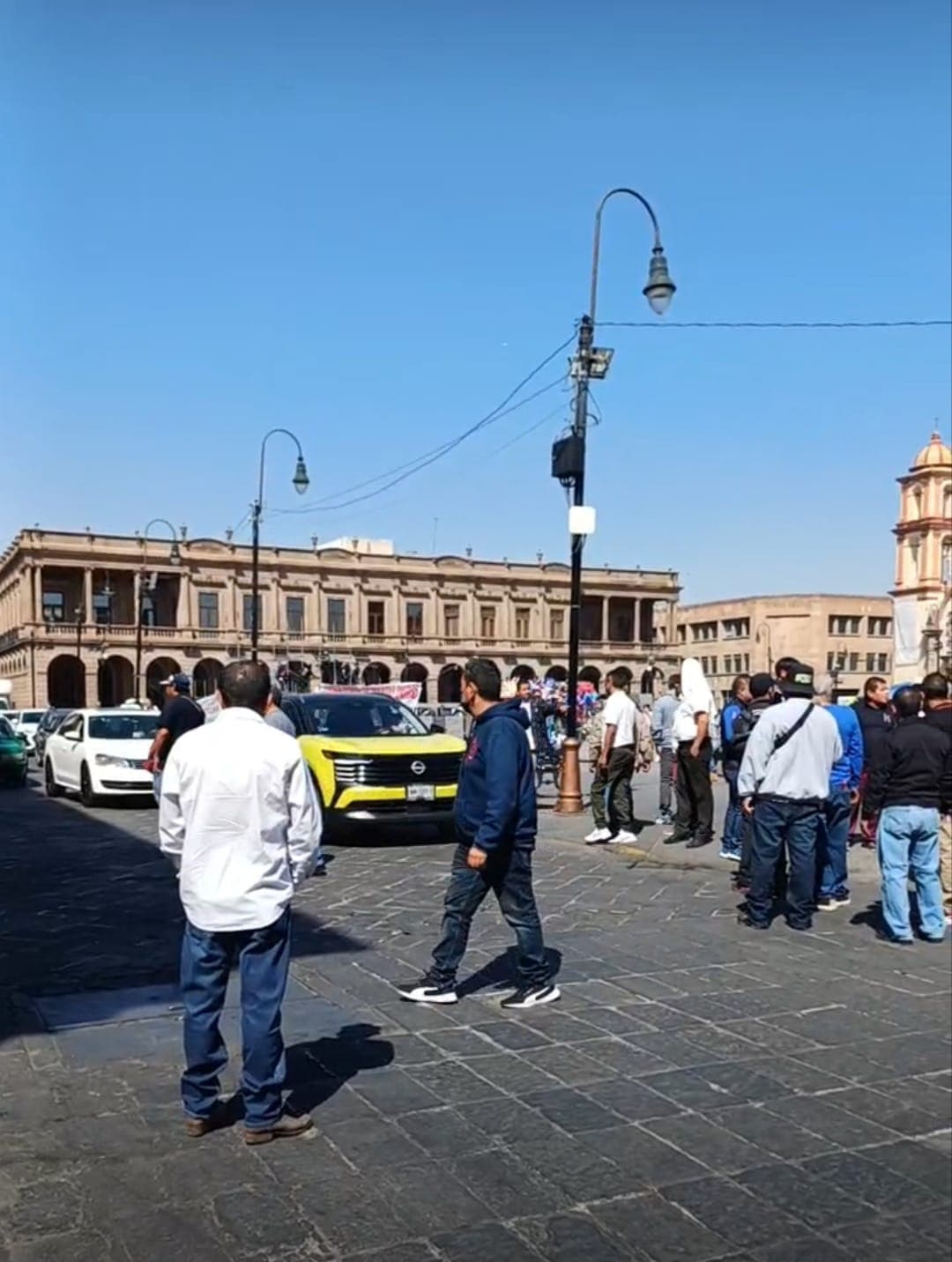 Se enfrentan taxistas y conductores de plataformas digitales en el Centro Histórico