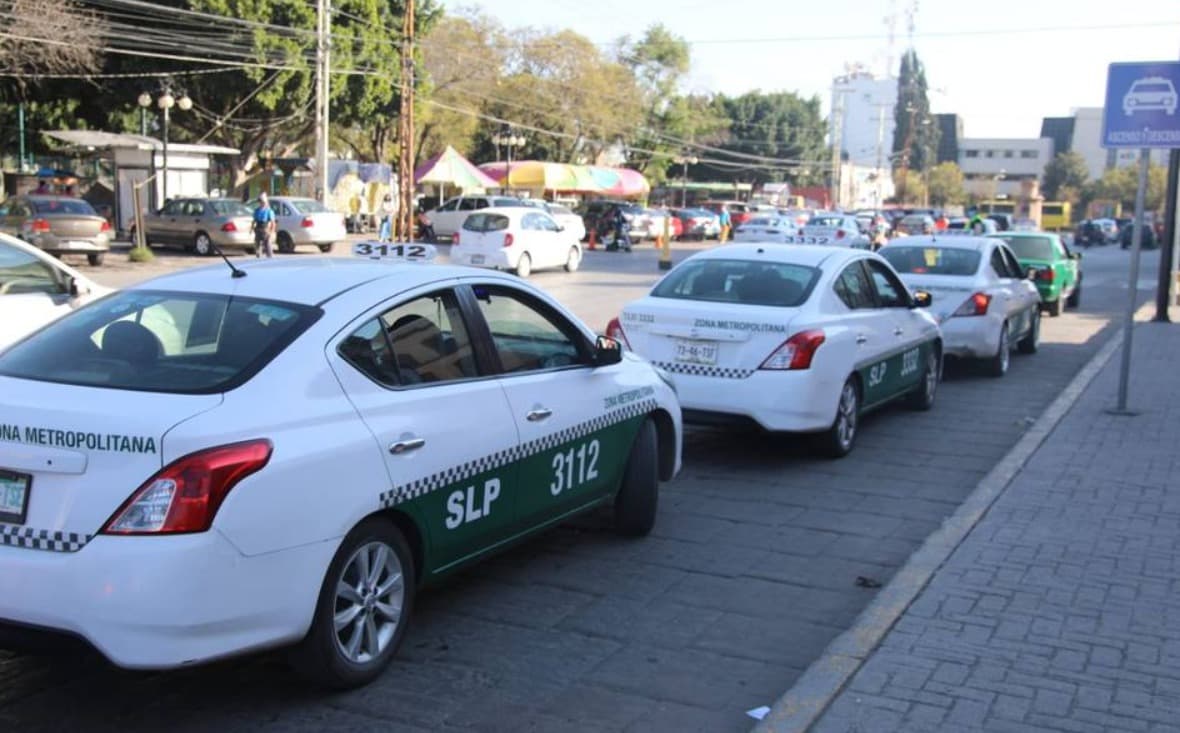 Taxistas violentan reglamento de tránsito en la Capital