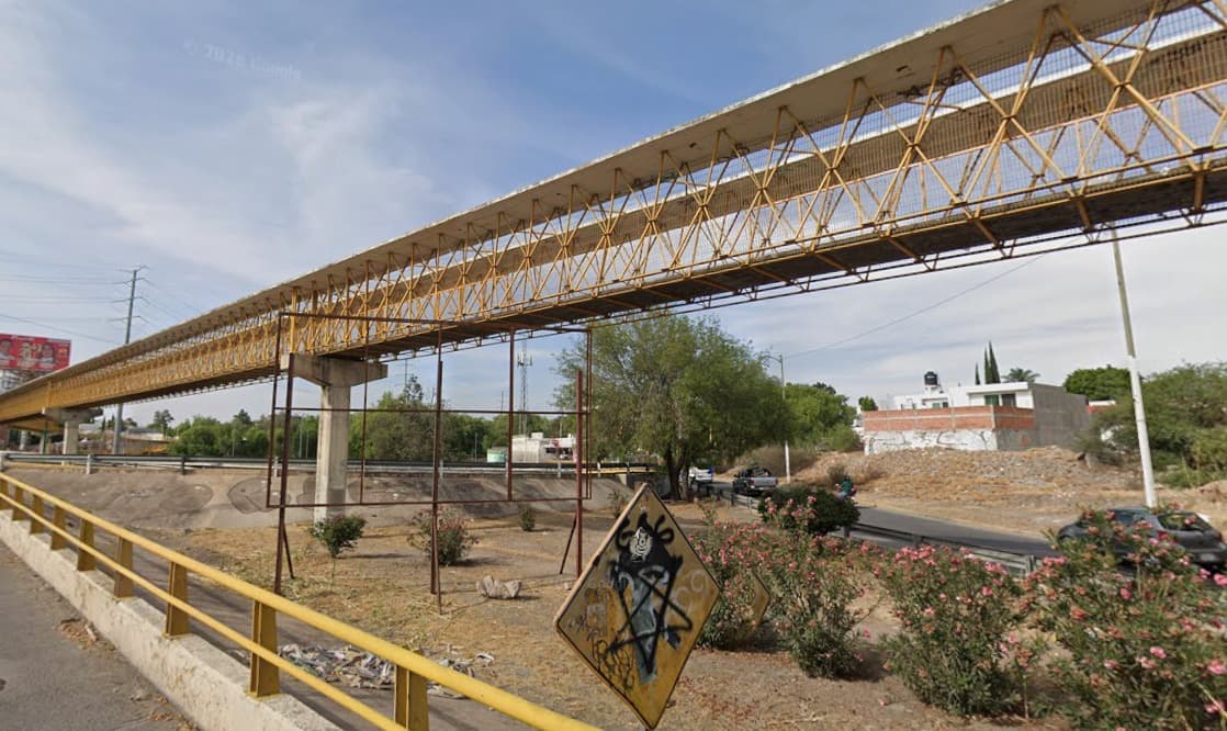 Arreglan puentes peatonales vandalizados