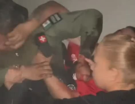 Se agarran a golpes elementos de la policía de Soledad y un ciudadano