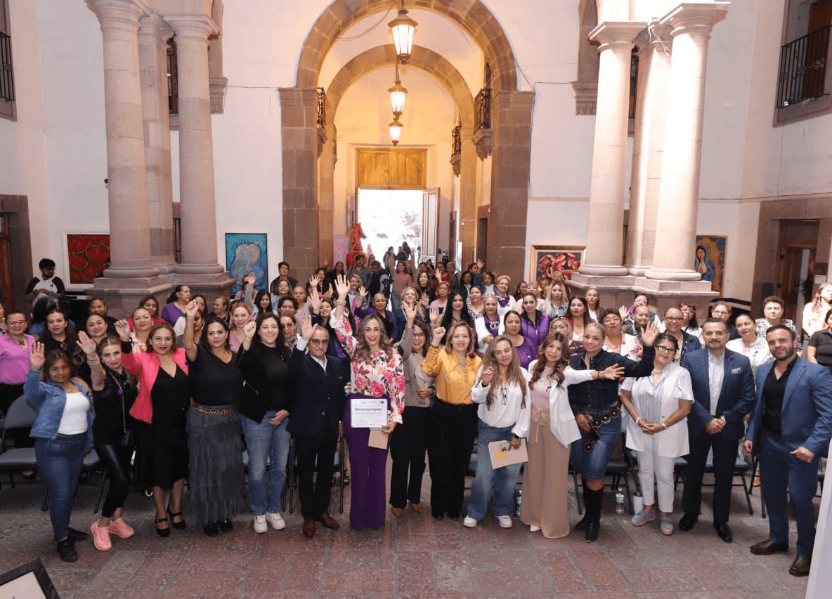 Brinda DIF Municipal conferencia sobre el amor propio por el 8M