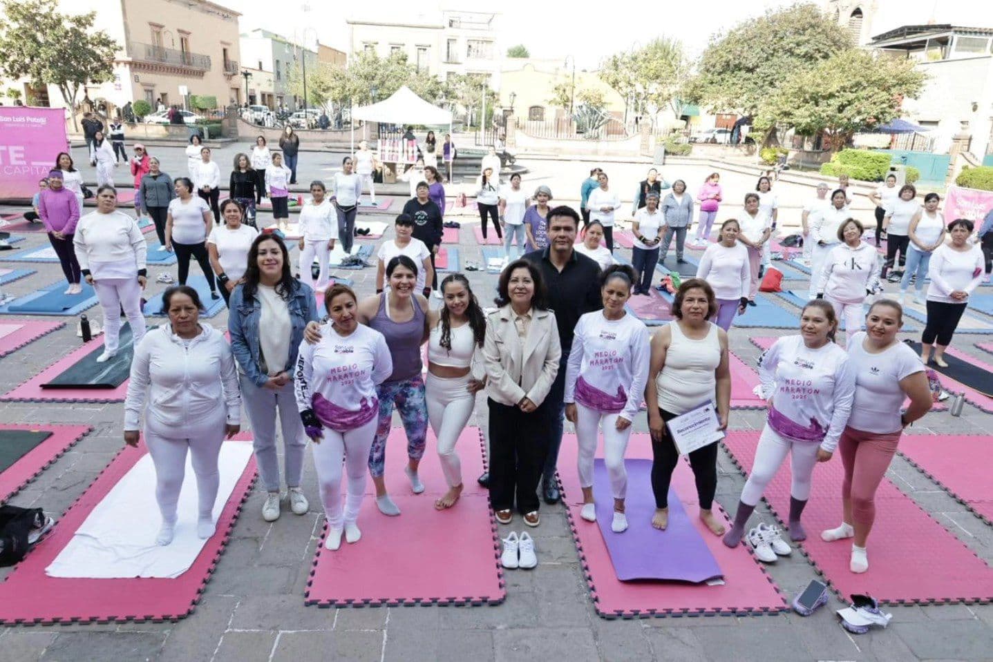 Realizan clase masiva de yoga en Plaza de Aranzazú