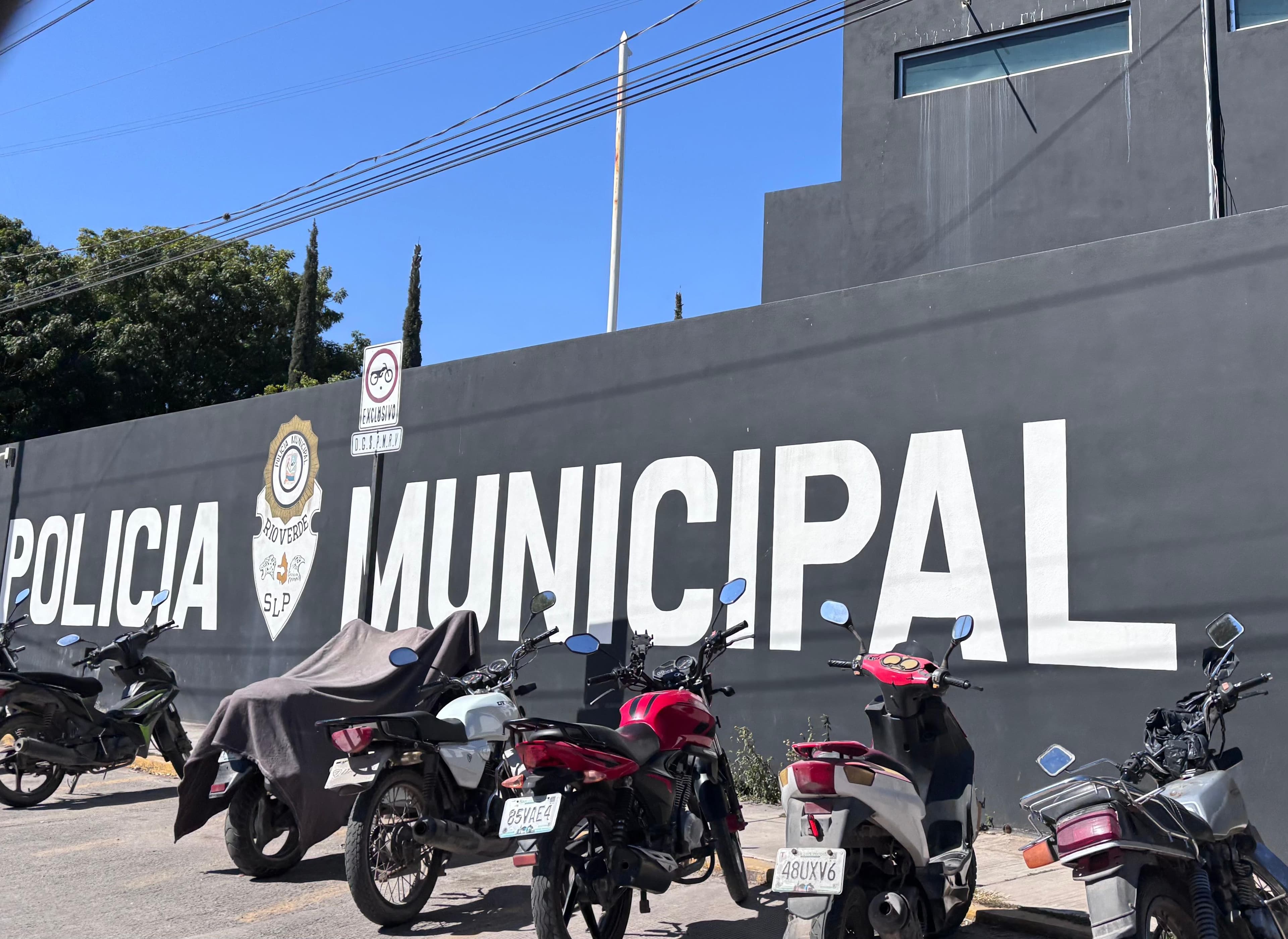 Hombre presuntamente agrede y secuestra a su expareja en un motel