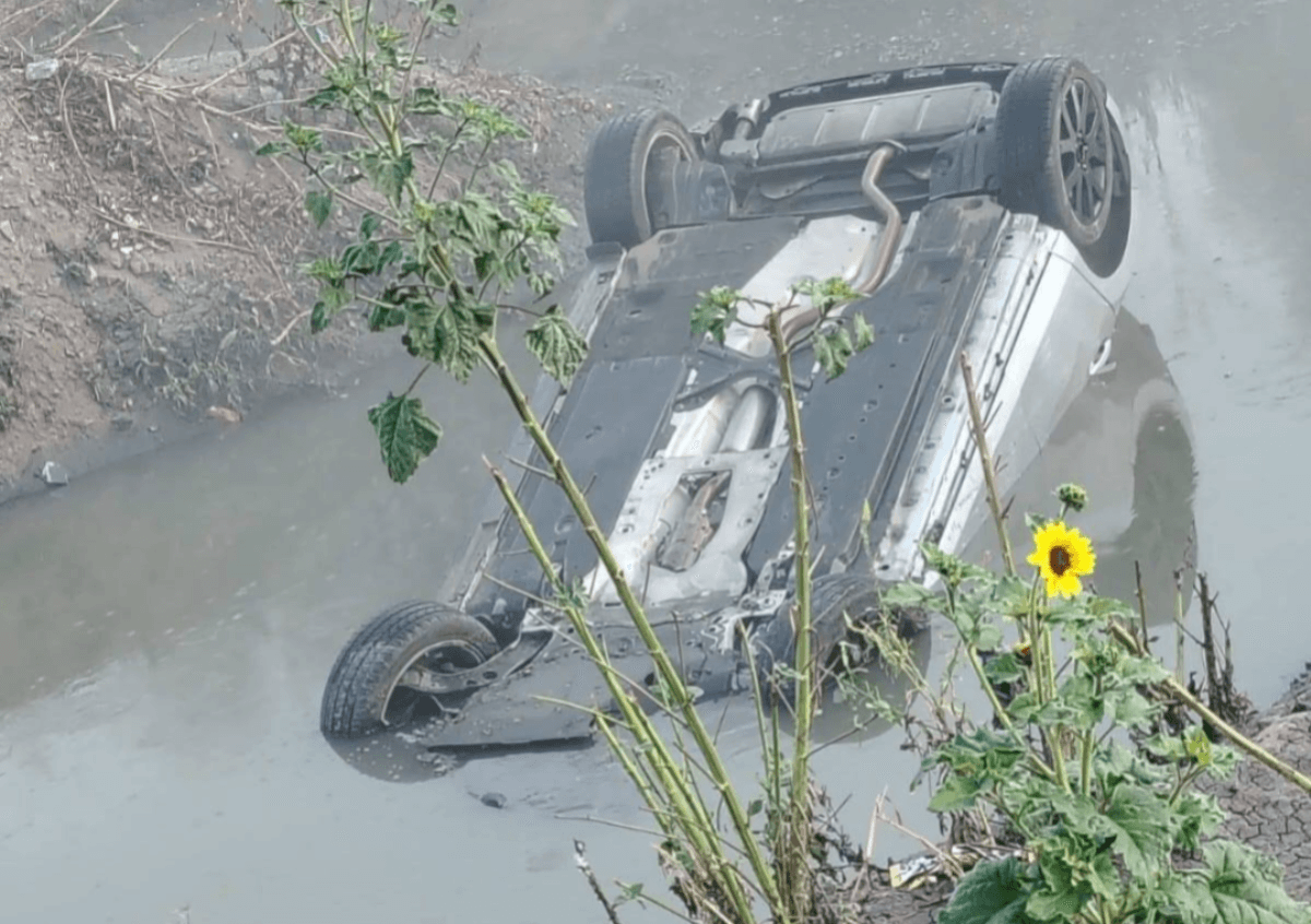 Fallece hombre ahogado en su vehículo tras caer al Rio Santiago