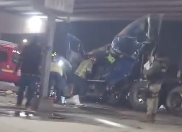Cae trailer desde puente de la carretera 57 durante la madrugada
