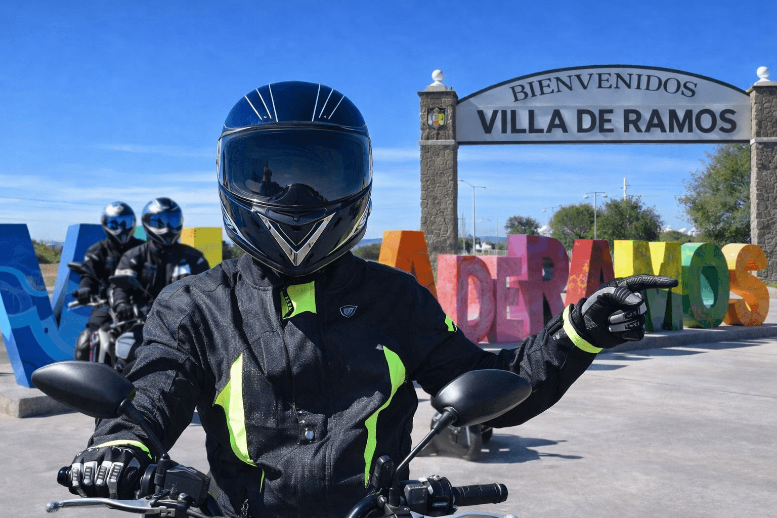 Motonetos agreden a policías en Villa de Ramos