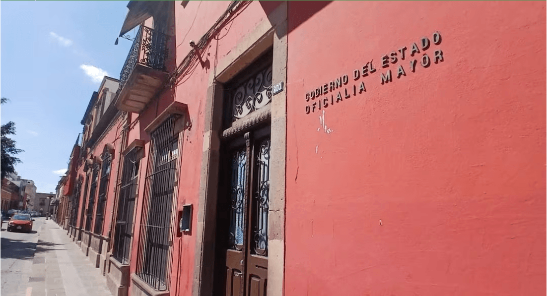 Jubilados protestan en la Oficialía Mayor