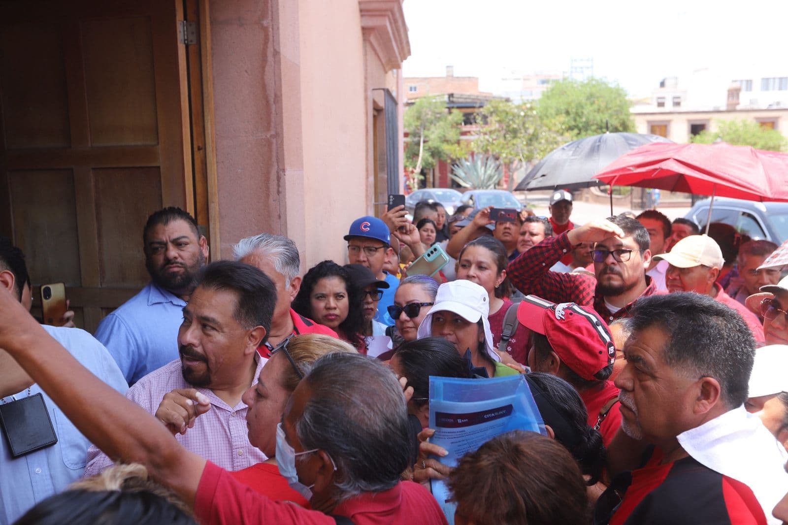 Errores administrativos estatales dejan a miles de docentes con deudas ante el SAT