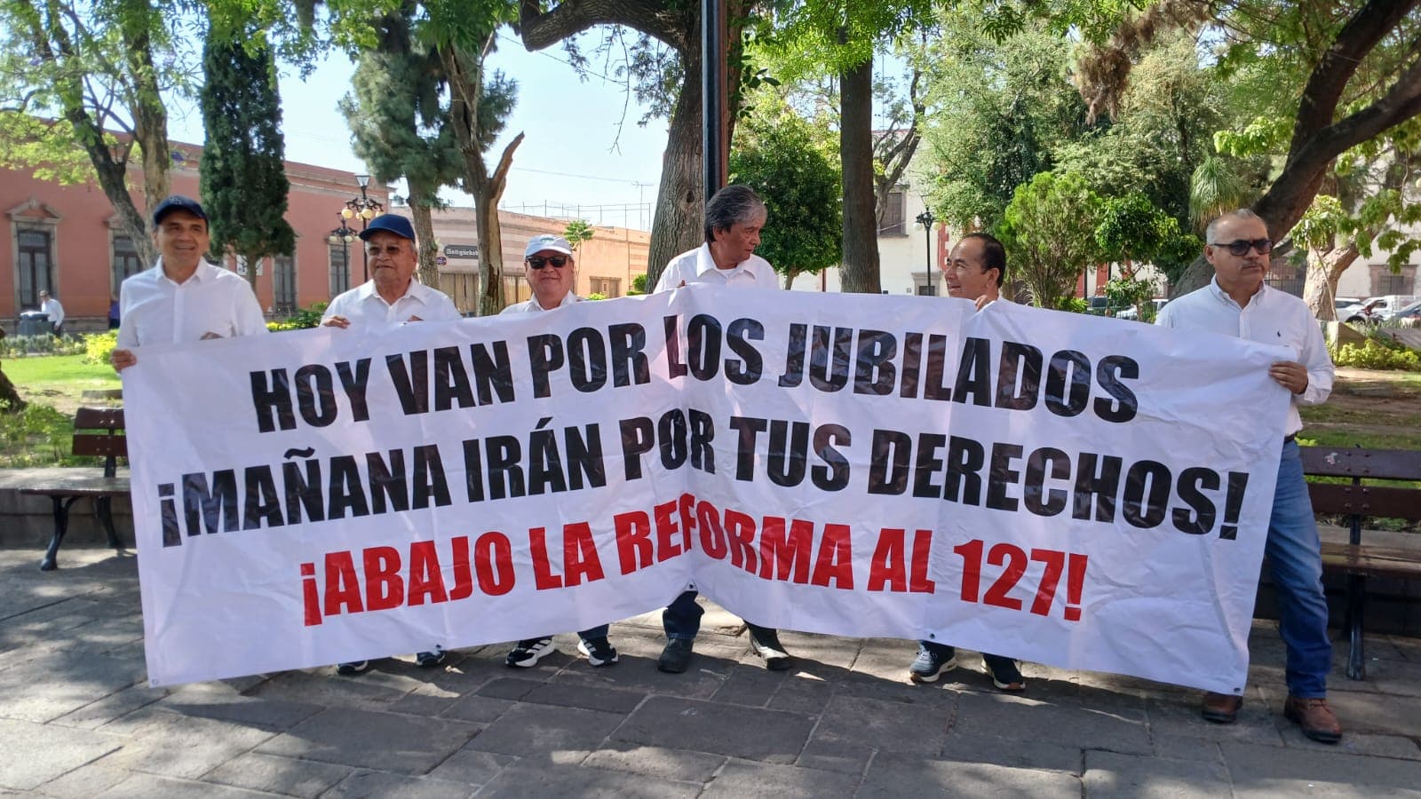 Persisten protestas de jubilados de la CFE en el Congreso