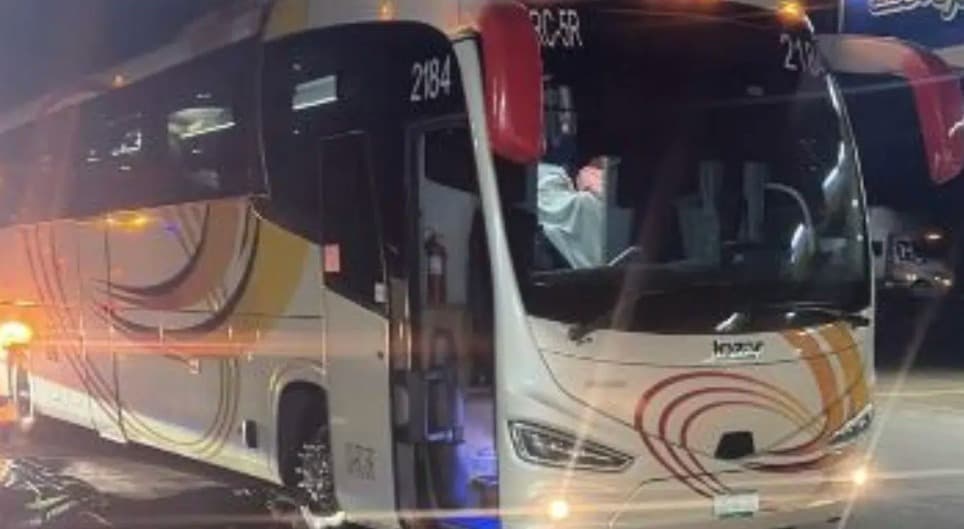 Atacan autobús de turistas en Salinas
