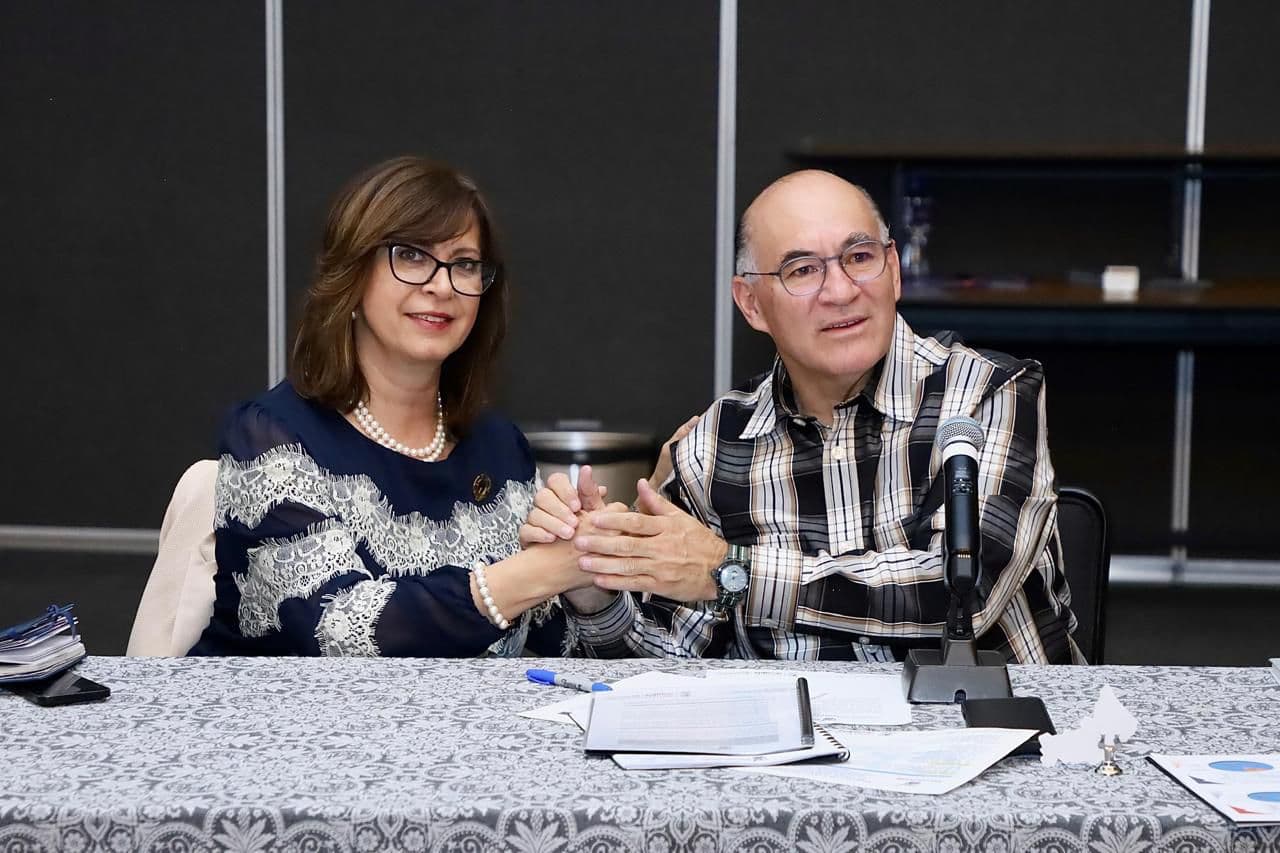 Firman acuerdo con empresarios para agilizar licencias en la Capital