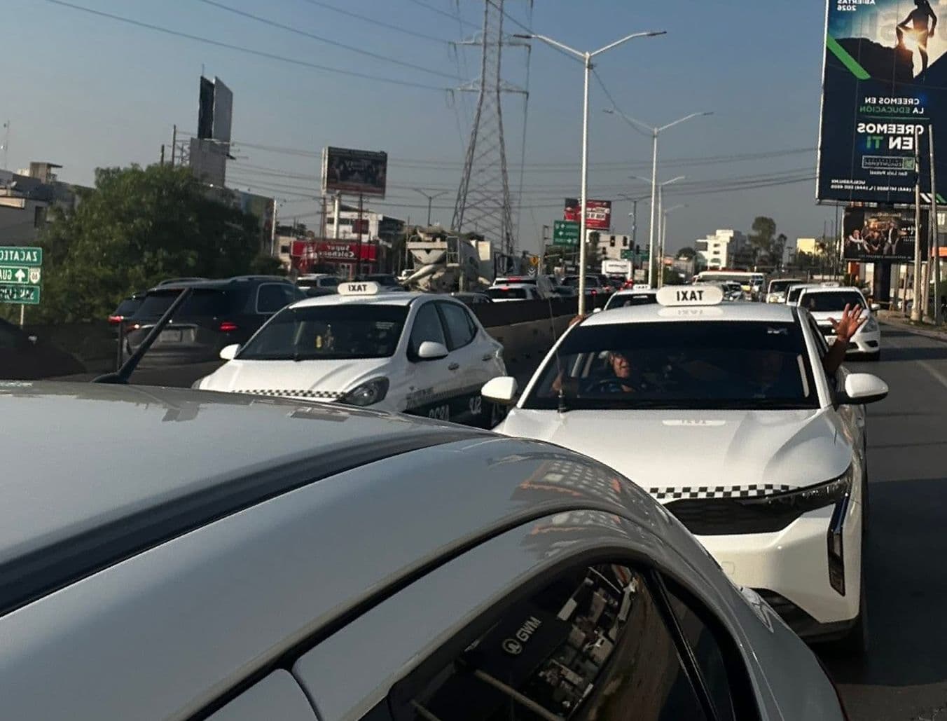 Taxistas se manifiestan  para exigir la salida de la titular de la SCT