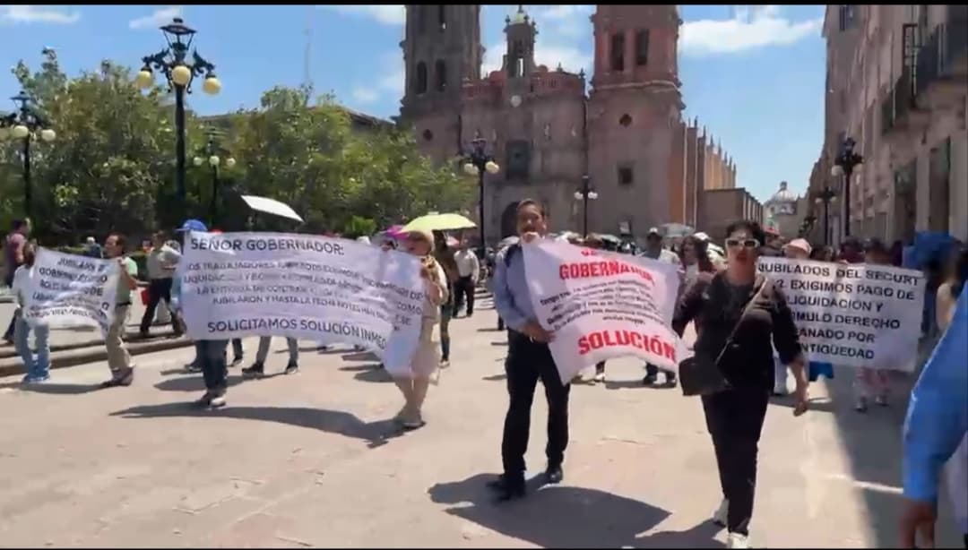 Jubilados reclaman pagos íntegros frente a Palacio de Gobierno