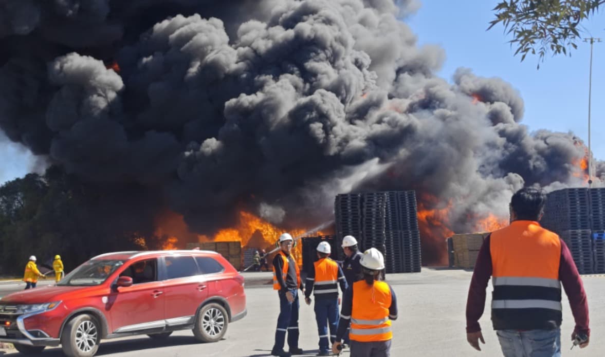 Voraz incendio consume empresa vidriera en la Zona Industrial