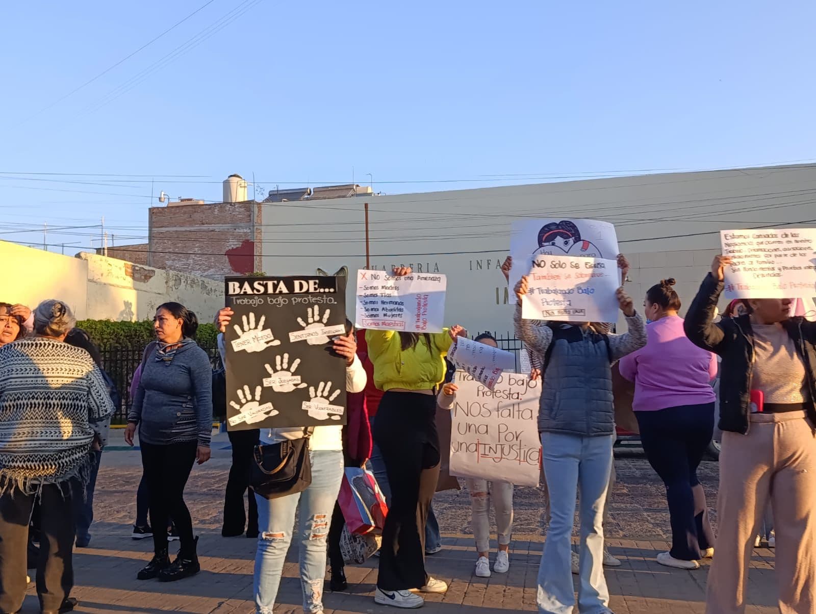 Protestan trabajadoras del IMSS por hostigamiento laboral