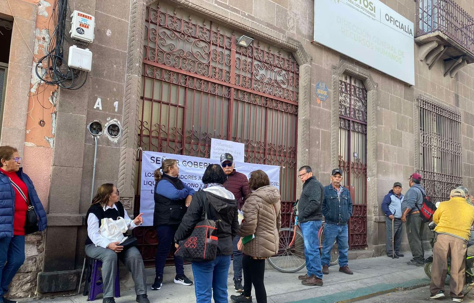 Bloquean jubilados la Oficialía Mayor
