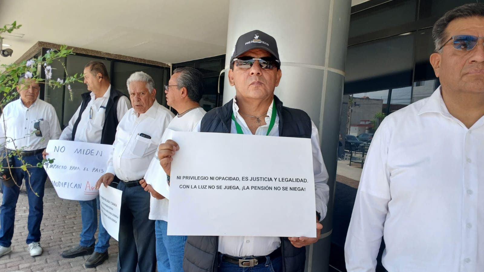 Jubilados de la CFE protestan por Reforma a pensiones