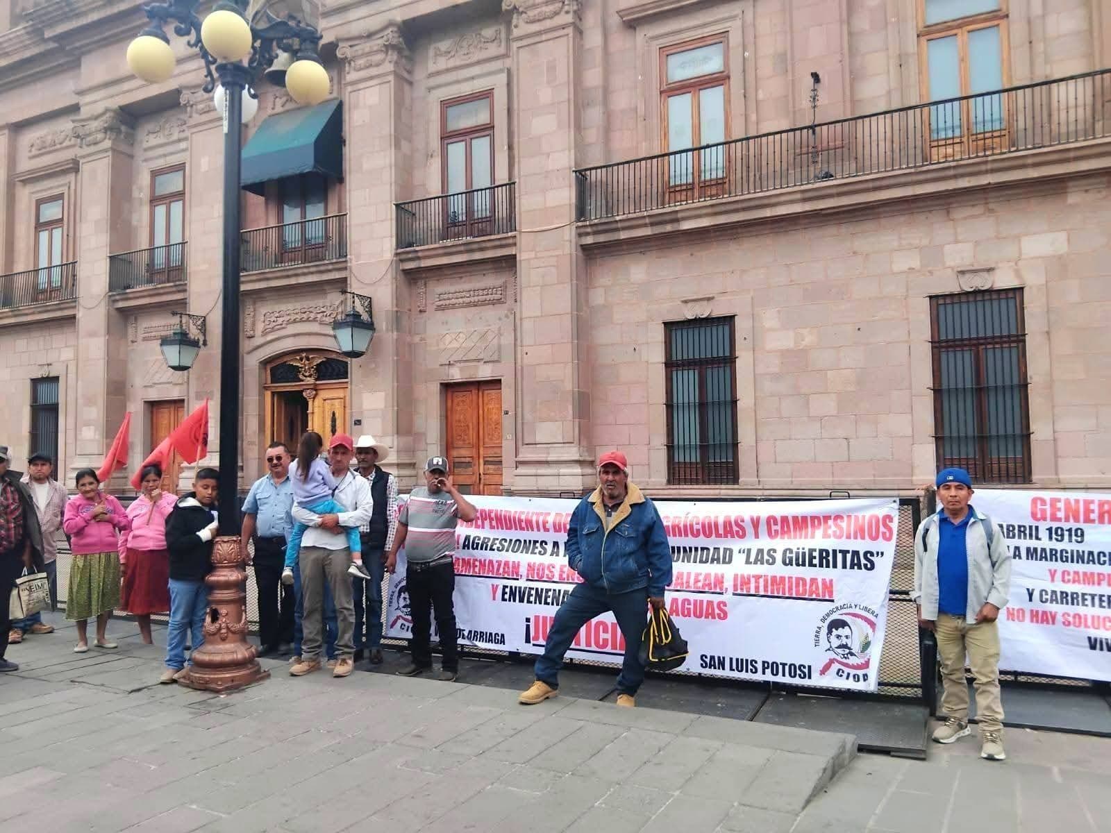 Campesinos de Tampamolón se manifiestan en Palacio de Gobierno