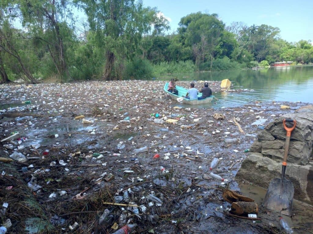 Basura colapsa vado del Río Valles tras lluvias