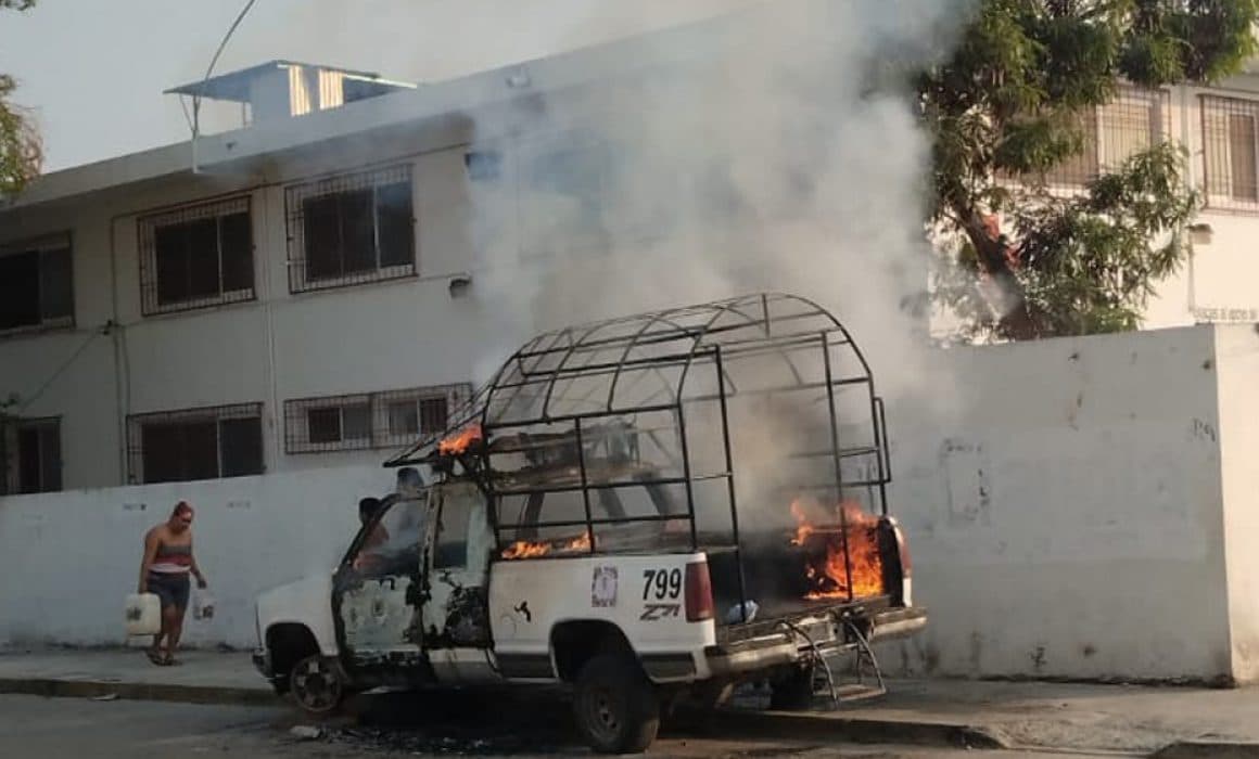 Queman una camioneta pasajera en la colonia Zapata de Acapulco, Guerrero