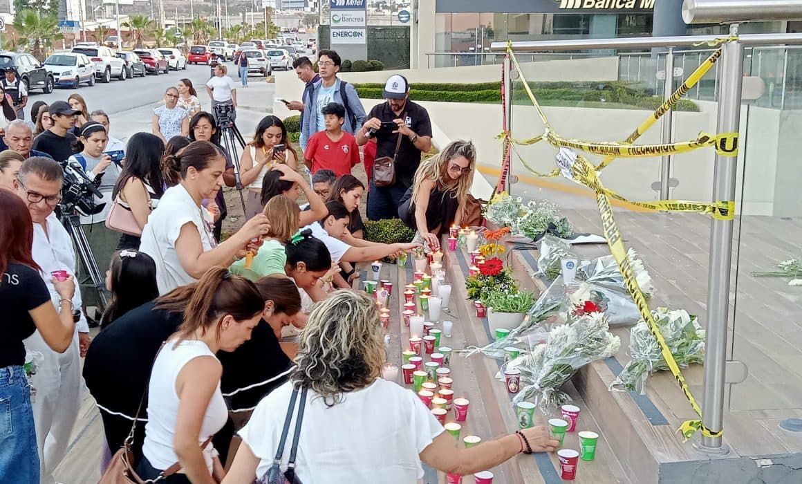 Rinden homenaje fuera de antro Rich a jóvenes víctimas de accidente