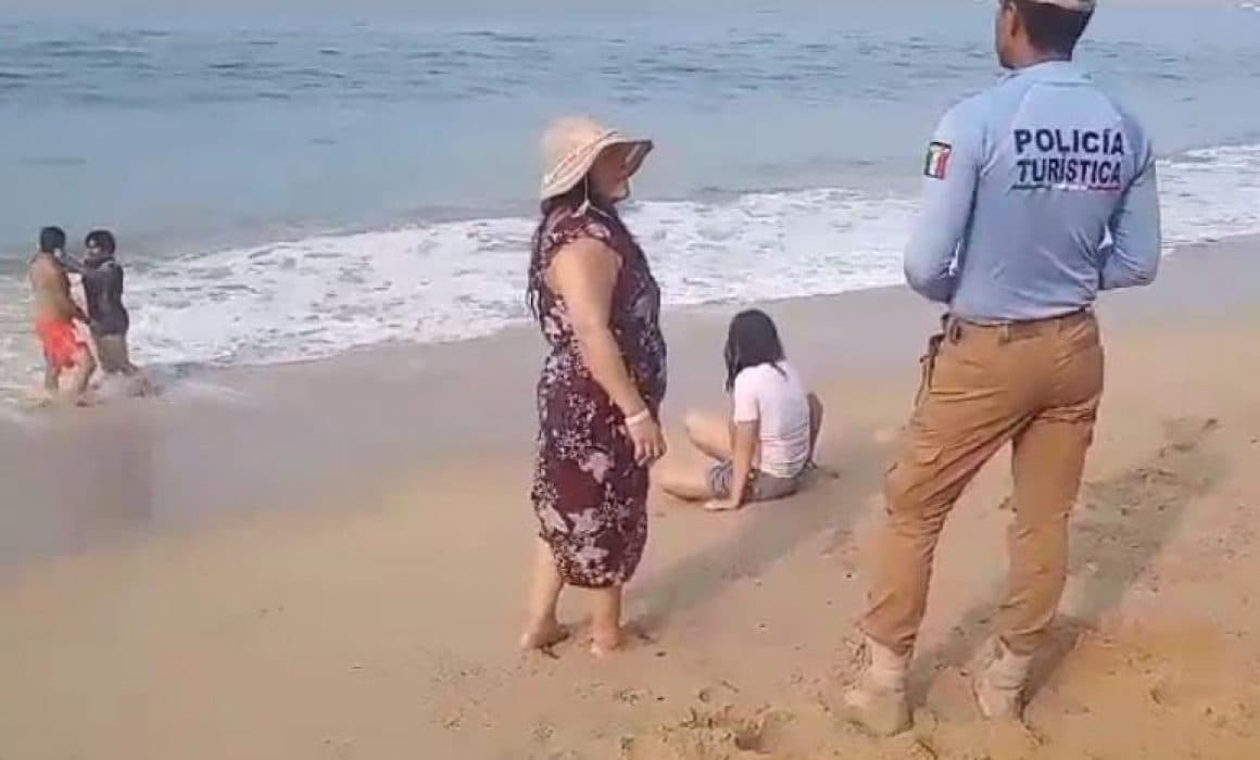Previenen a turistas y locales por efectos de mar de fondo en Acapulco