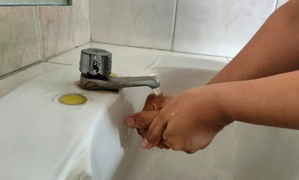 Adoptan escuelas modelos híbridos de educación por falta de agua