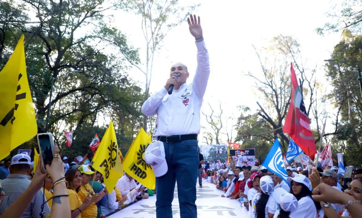 Posicionan a Enrique Galindo con 15 puntos de ventaja sobre Sonia en SLP