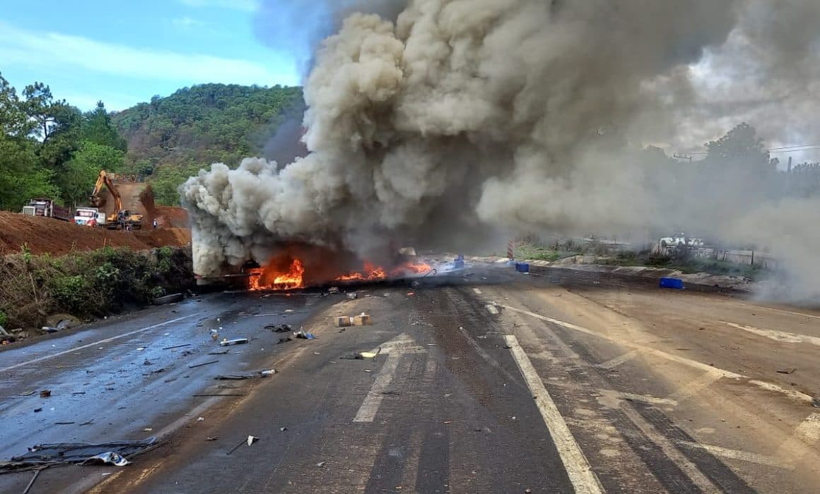Reportan 2 muertos y explosiones tras choque de tráileres en Michoacán