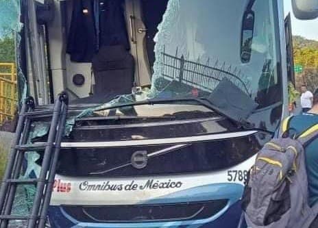 Colisiona autobús y camión de volteo en autopista Valles-Rioverde